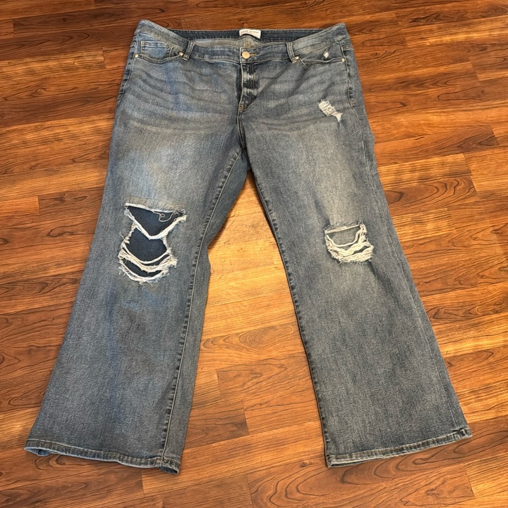 Women’s size 24–29 inch inseam, distressed mid rise signature fit boot cut